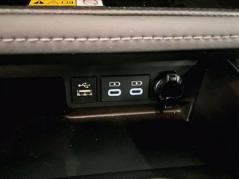 Used 2023 Toyota Highlander XLE AWD/4WD image 32