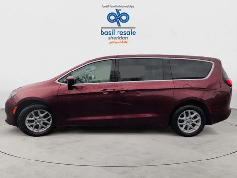 Used 2017 Chrysler Pacifica Touring FWD image 3
