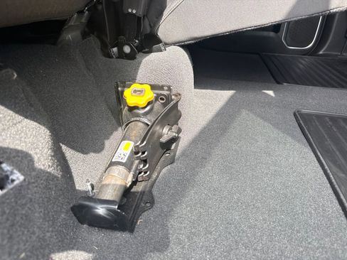 Used 2022 Chevrolet Silverado 1500 LT AWD/4WD image 29