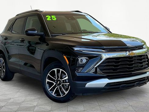 Used 2025 Chevrolet TrailBlazer LT FWD image 3