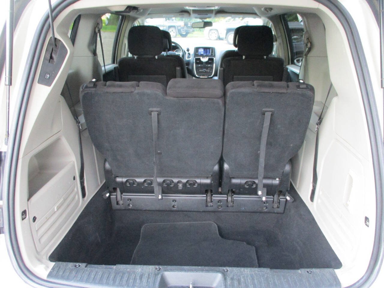 Used 2012 Chrysler Town & Country Touring FWD image 23