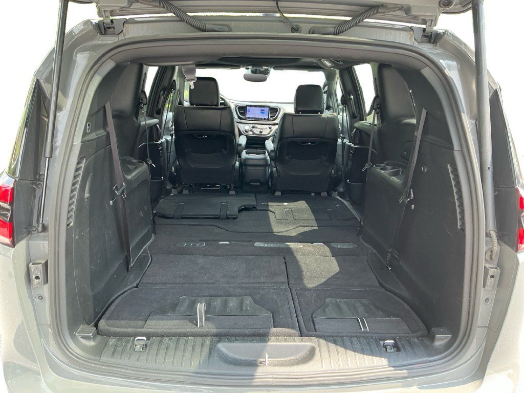 Used 2025 Chrysler Pacifica Limited FWD image 14