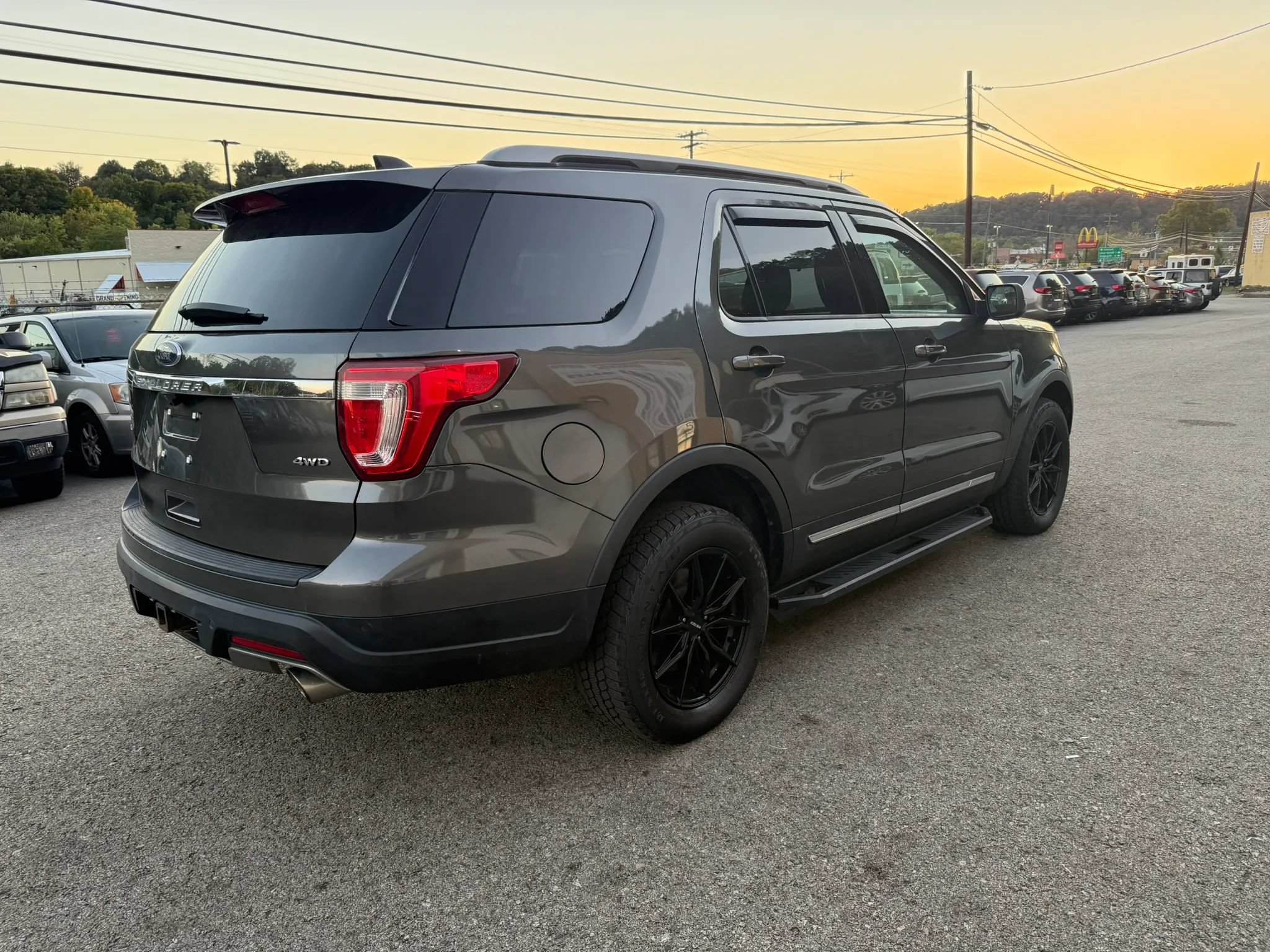 Used 2018 Ford Explorer XLT AWD/4WD image 6