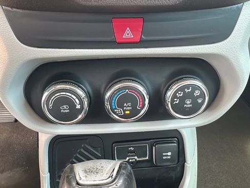 Used 2016 Jeep Renegade Latitude w/ Safety & Security Group FWD image 37