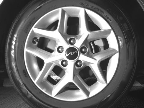 Used 2025 Kia Soul LX w/ LX Technology Package image 13