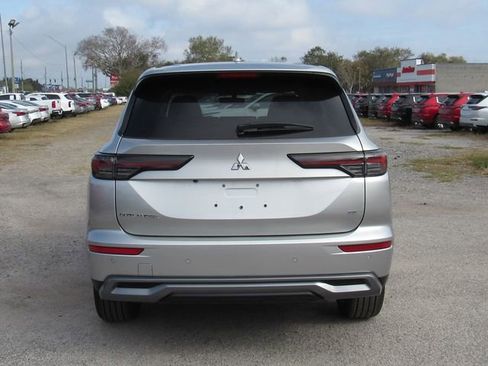 New 2026 Mitsubishi Outlander SE image 4