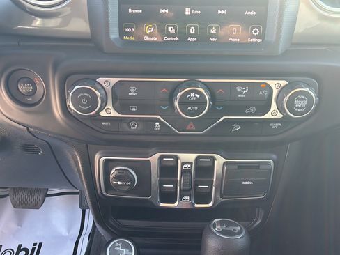 Used 2020 Jeep Wrangler Unlimited Sahara AWD/4WD image 31