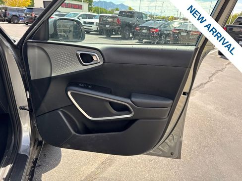 Used 2025 Kia Soul LX w/ LX Technology Package FWD image 10