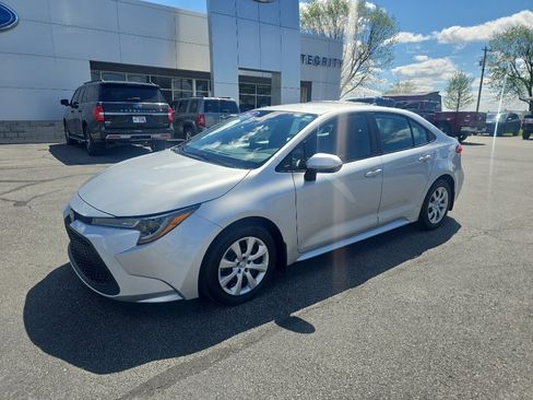 Used 2021 Toyota Corolla LE FWD image 2