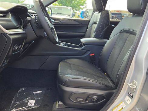 New 2025 Jeep Grand Cherokee Altitude image 24