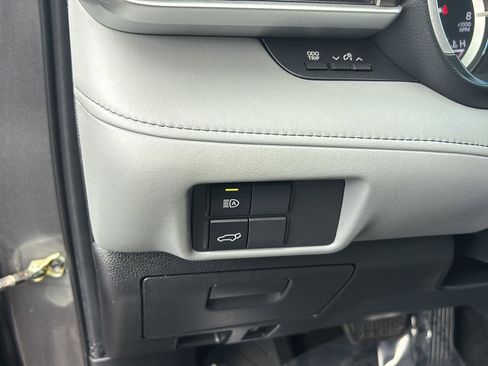 Used 2022 Toyota Highlander XLE AWD/4WD image 28
