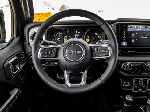 Used 2025 Jeep Wrangler Unlimited Sahara AWD/4WD image 26
