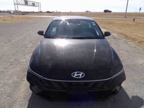 Used 2025 Hyundai Elantra SEL image 3