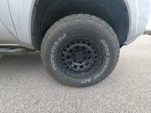 Used 2016 Toyota Tacoma SR5 w/ SR5 Appearance Package (SN) image 24