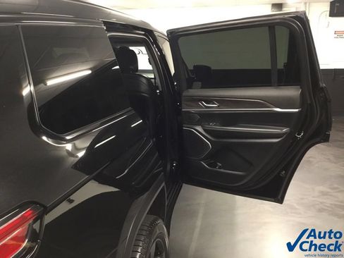 Used 2022 Jeep Grand Cherokee L Limited w/ Black Appearance Package AWD/4WD image 35