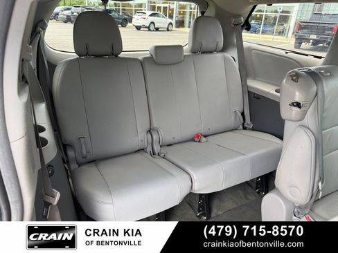 Used 2017 Toyota Sienna XLE w/ XLE Navigation Package FWD image 32