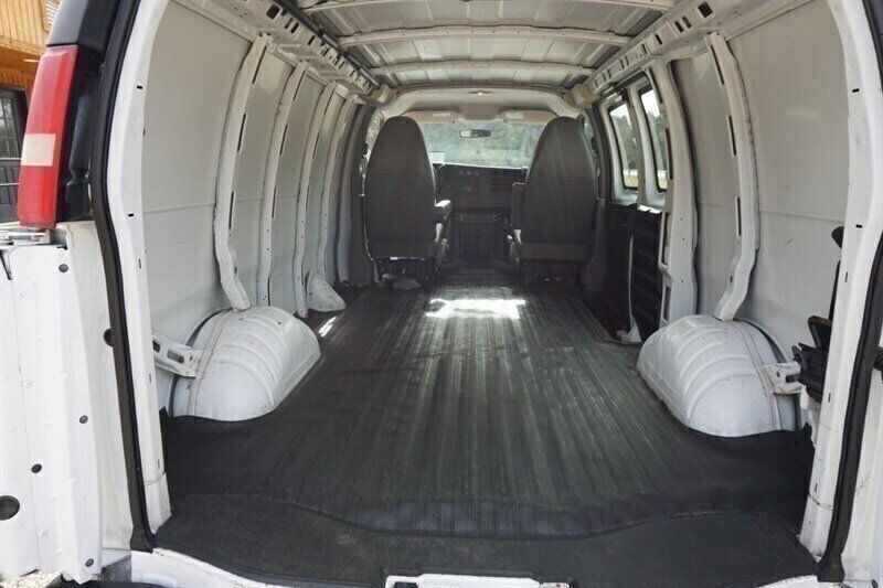 Used 2010 Chevrolet Express 1500 RWD image 19