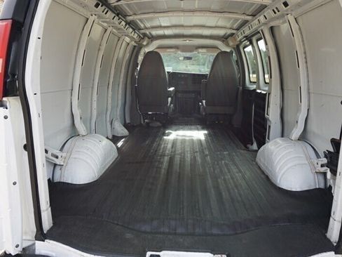 Used 2010 Chevrolet Express 1500 RWD image 19