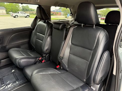 Used 2020 Toyota Sienna SE Premium w/ Nightshade Edition FWD image 15