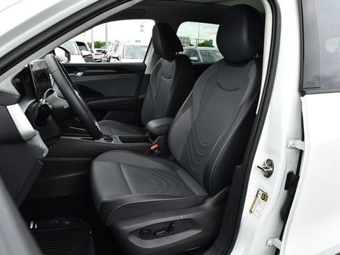 Used 2025 Volkswagen Tiguan SE AWD/4WD image 19