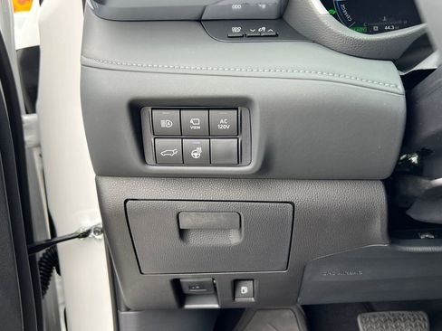 New 2026 Toyota Highlander Platinum AWD/4WD image 16
