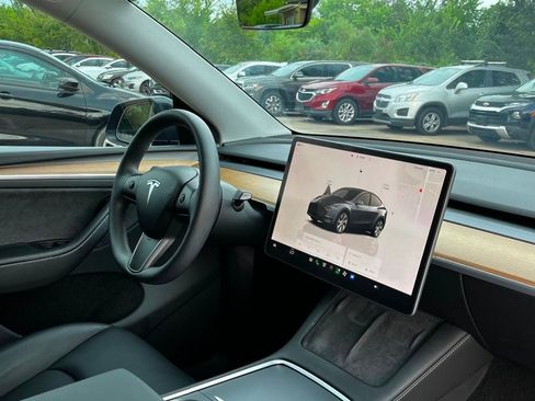 Used 2024 Tesla Model Y Long Range AWD/4WD image 19