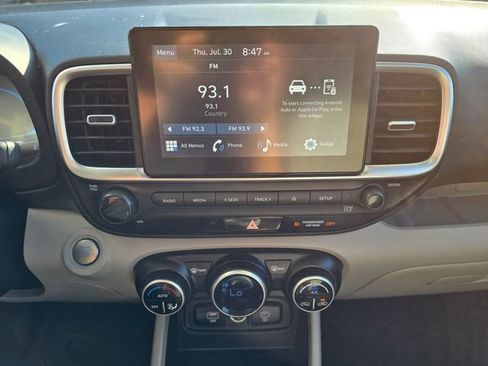 Used 2025 Hyundai Venue SEL FWD image 19