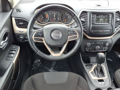Used 2017 Jeep Cherokee Latitude FWD image 3