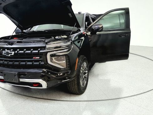 Used 2025 Chevrolet Suburban Z71 AWD/4WD image 10