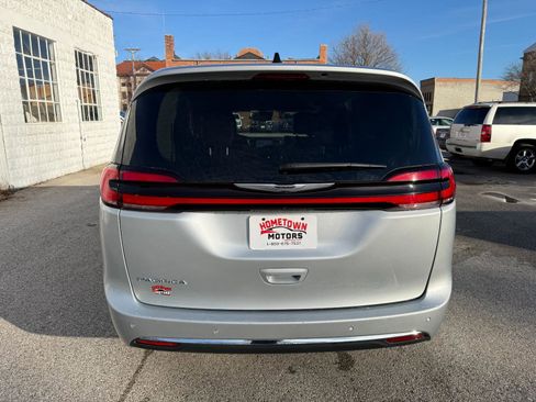 Used 2024 Chrysler Pacifica Touring-L FWD image 14
