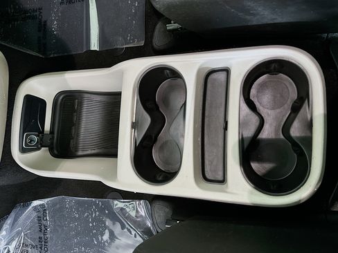 Used 2023 Chrysler Voyager LX image 21