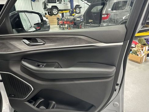 Used 2024 Jeep Grand Cherokee Limited 4xe w/ Luxury Tech Group II image 18