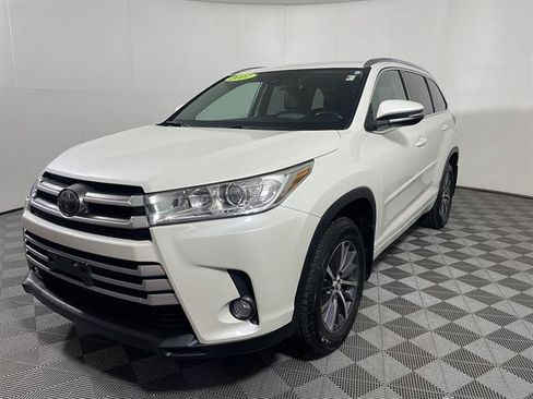 Certified 2017 Toyota Highlander XLE AWD/4WD image 3