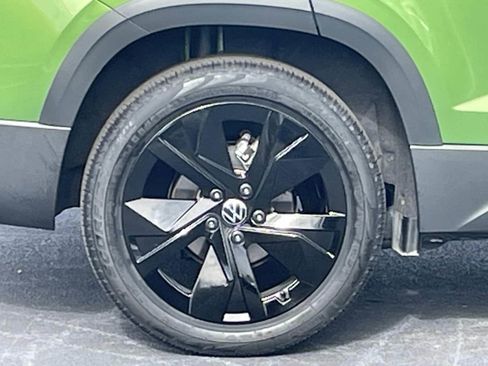 Certified 2025 Volkswagen Taos SE w/ Black Wheel Package image 9