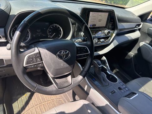 Used 2023 Toyota Highlander XLE image 9
