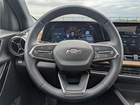 Used 2025 Chevrolet Equinox ACTIV w/ Safety and Technology Package AWD/4WD image 19