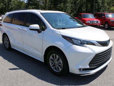 Used 2024 Toyota Sienna XLE w/ XLE Plus Package FWD image 10