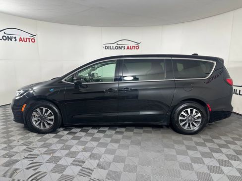 Used 2023 Chrysler Pacifica Touring-L FWD image 3