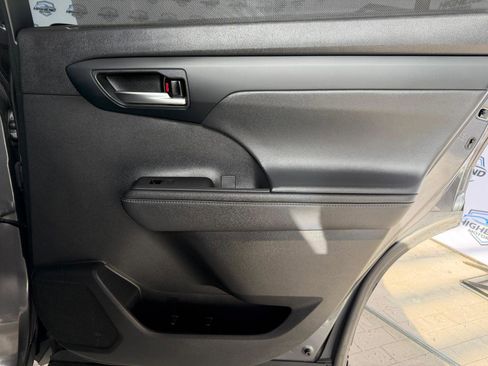 Used 2021 Toyota Highlander XLE image 23