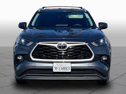Used 2023 Toyota Highlander XLE FWD image 3
