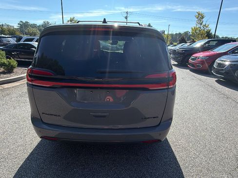 Used 2025 Chrysler Pacifica Limited FWD image 9