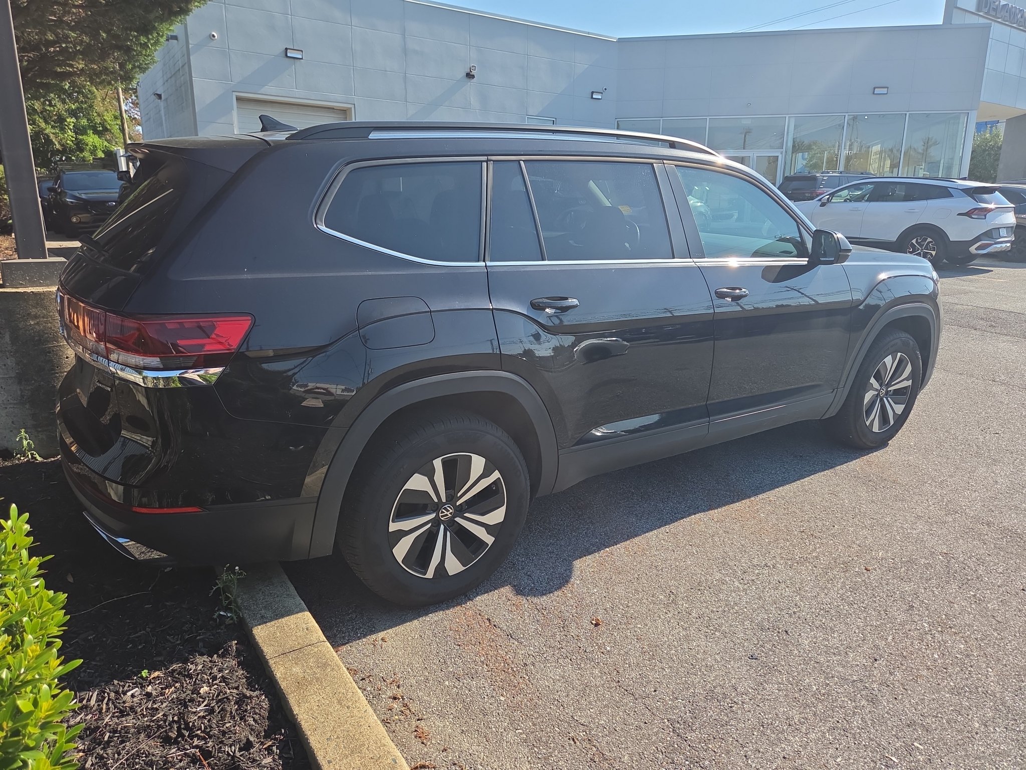 Used 2025 Volkswagen Atlas SE AWD/4WD image 4