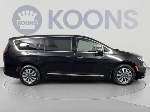 Used 2022 Chrysler Pacifica Limited w/ Uconnect Theater Family Group FWD image 12