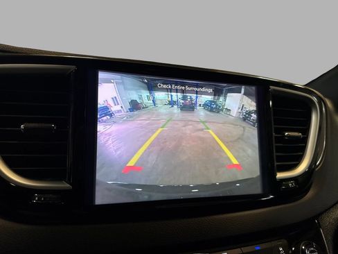 Used 2025 Chrysler Pacifica Select FWD image 19