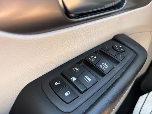 Used 2022 Chrysler Pacifica Touring-L FWD image 18