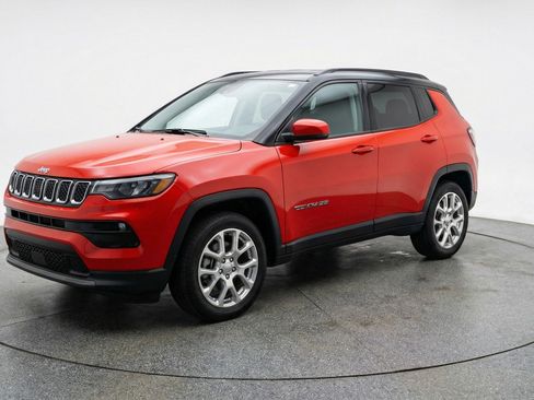Used 2025 Jeep Compass Limited image 3