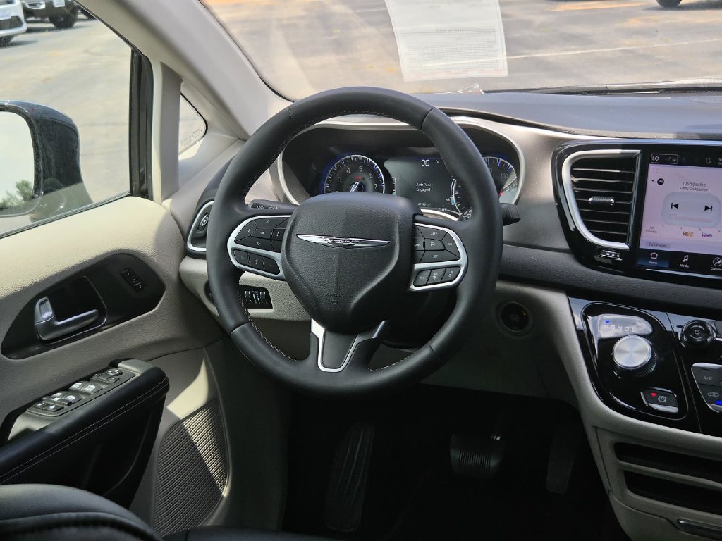 Used 2024 Chrysler Pacifica Touring-L FWD image 14