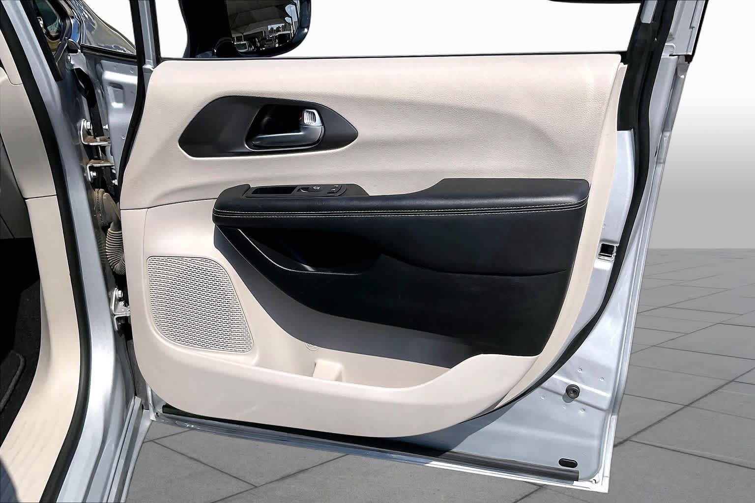 Used 2024 Chrysler Pacifica Touring-L FWD image 21