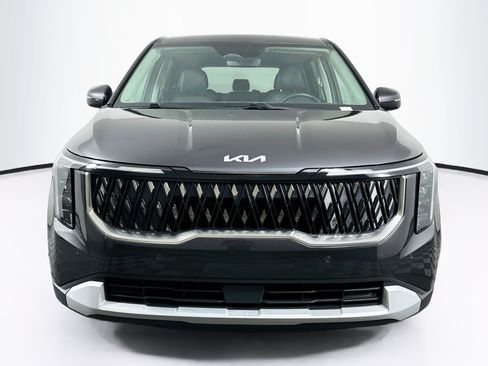 Used 2025 Kia Carnival FWD image 2