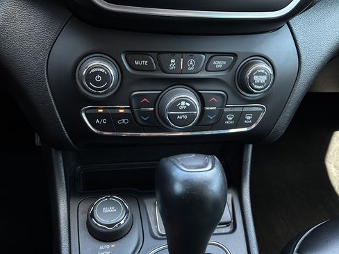 Used 2020 Jeep Cherokee Latitude Plus w/ Cold Weather Group AWD/4WD image 22